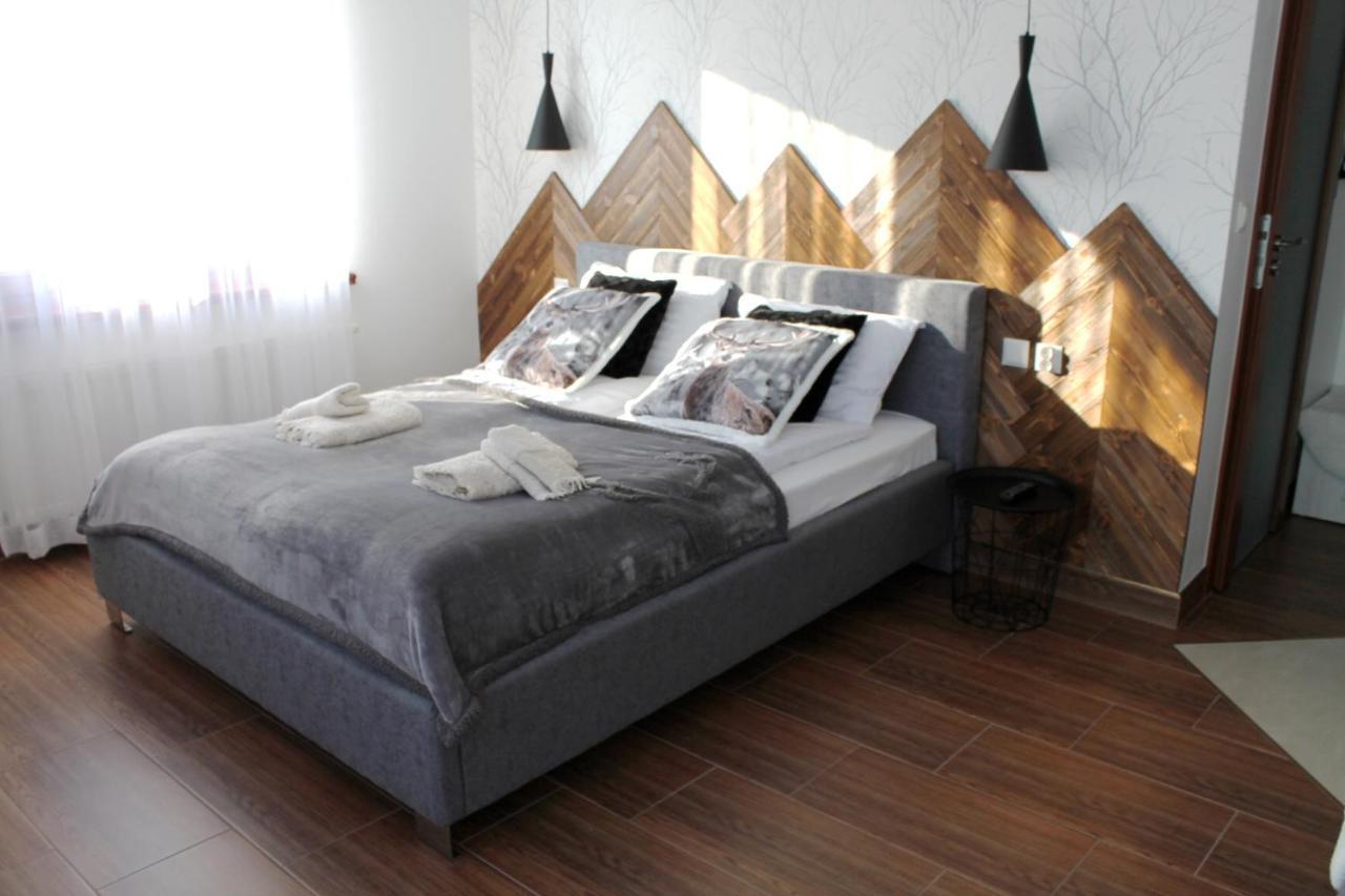 Bialy Jelen Z Basenem I Jacuzzi Bed & Breakfast Ostrowsko Dış mekan fotoğraf
