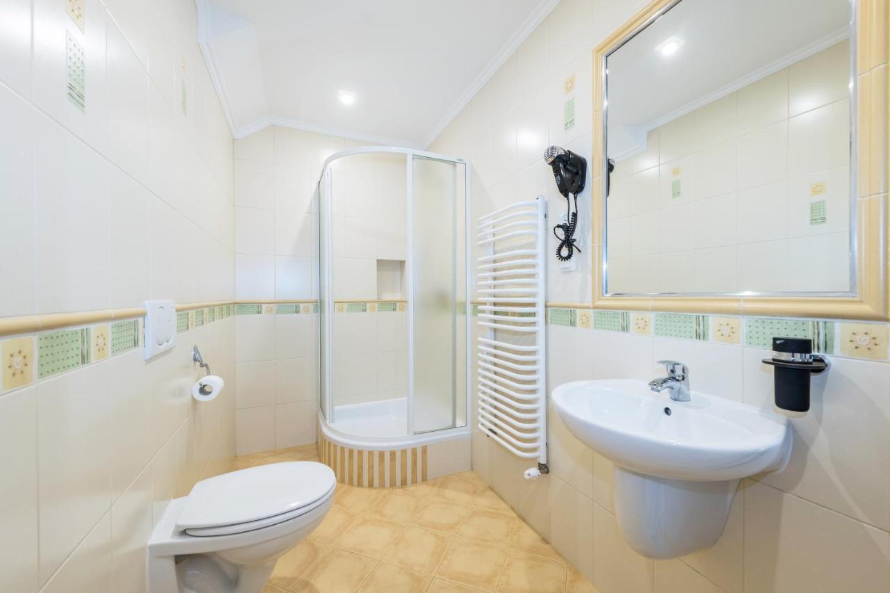 Bialy Jelen Z Basenem I Jacuzzi Bed & Breakfast Ostrowsko Dış mekan fotoğraf