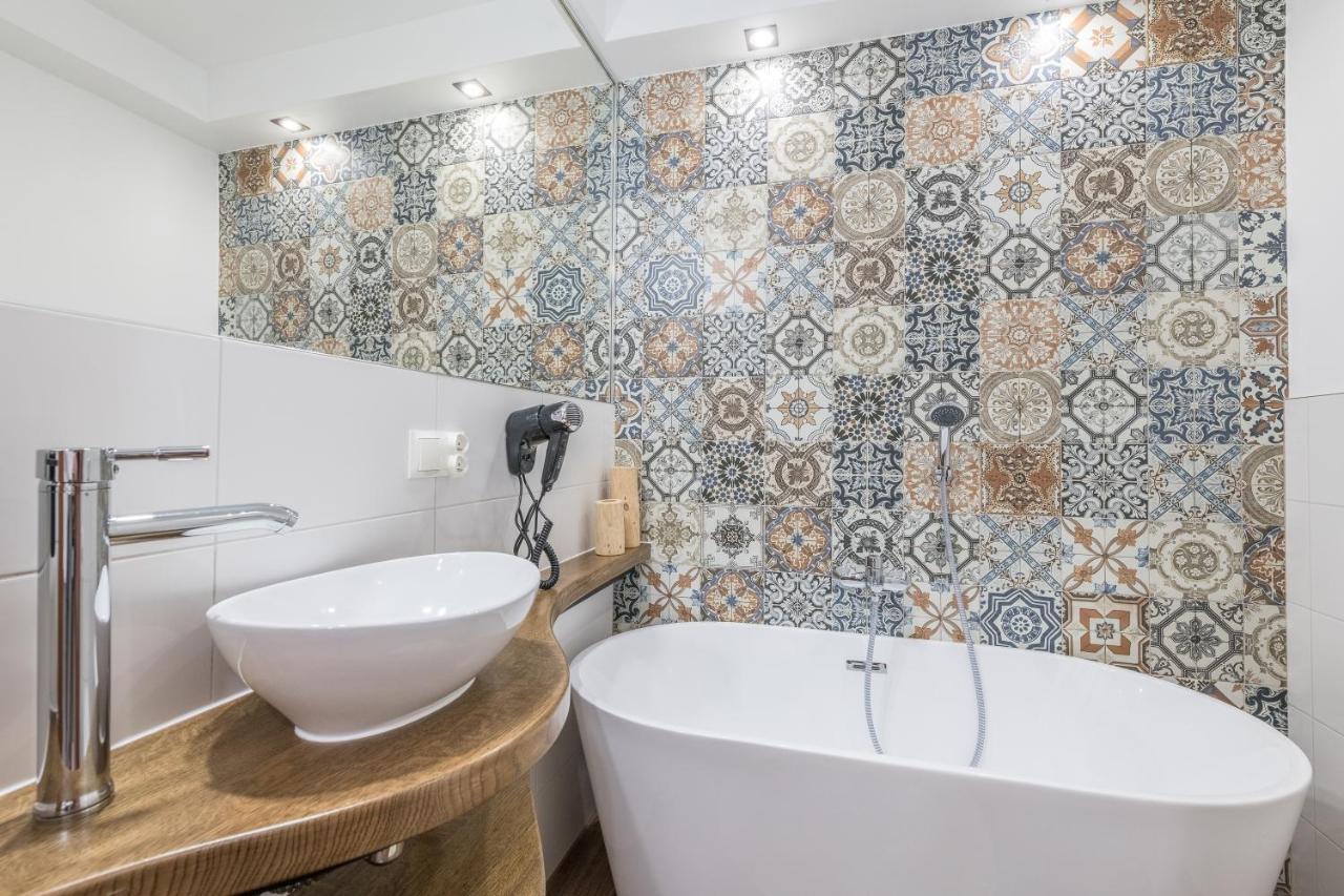 Bialy Jelen Z Basenem I Jacuzzi Bed & Breakfast Ostrowsko Dış mekan fotoğraf