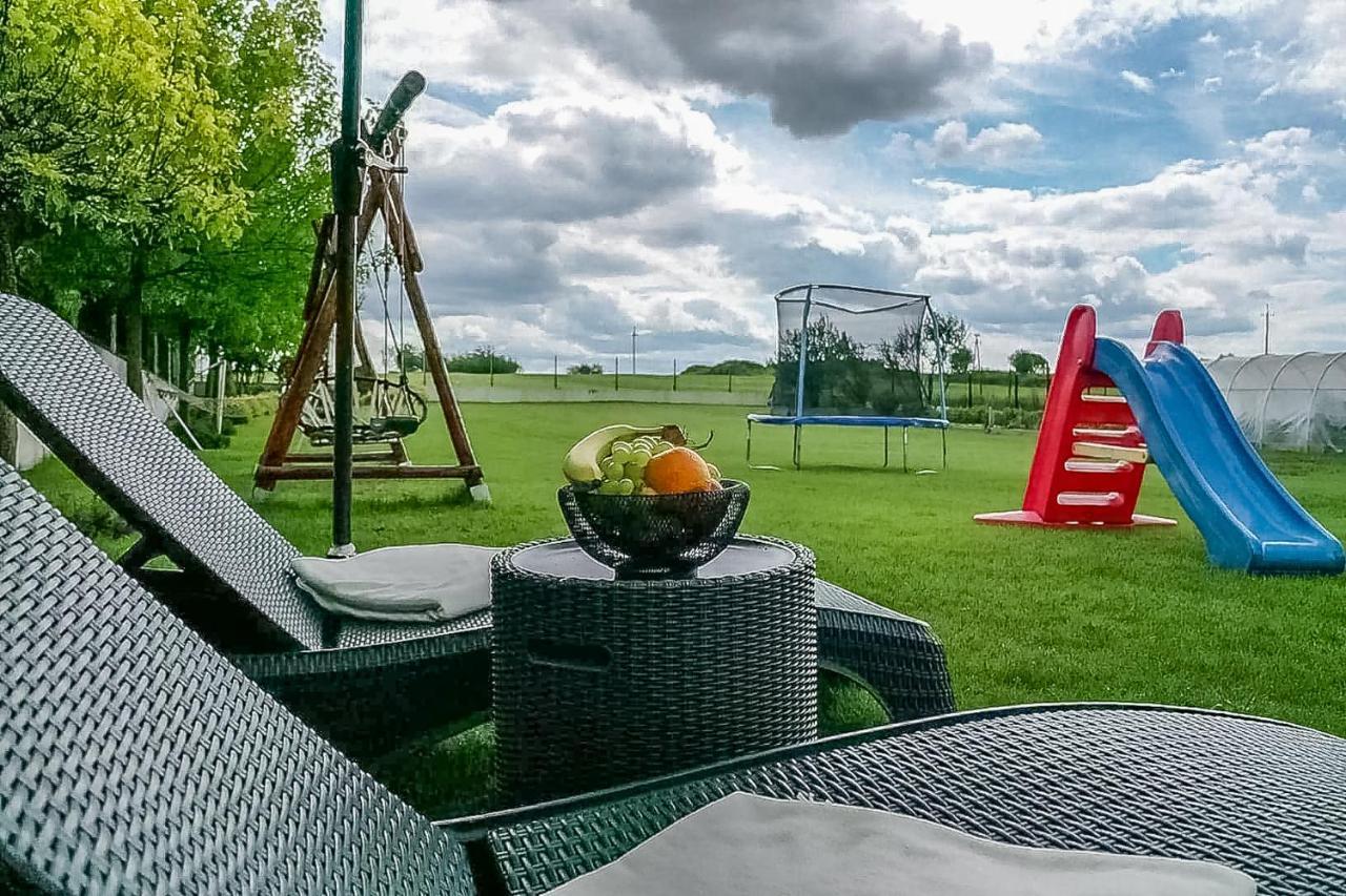 Bialy Jelen Z Basenem I Jacuzzi Bed & Breakfast Ostrowsko Dış mekan fotoğraf
