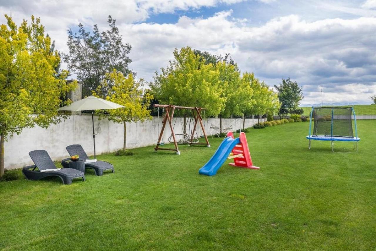 Bialy Jelen Z Basenem I Jacuzzi Bed & Breakfast Ostrowsko Dış mekan fotoğraf